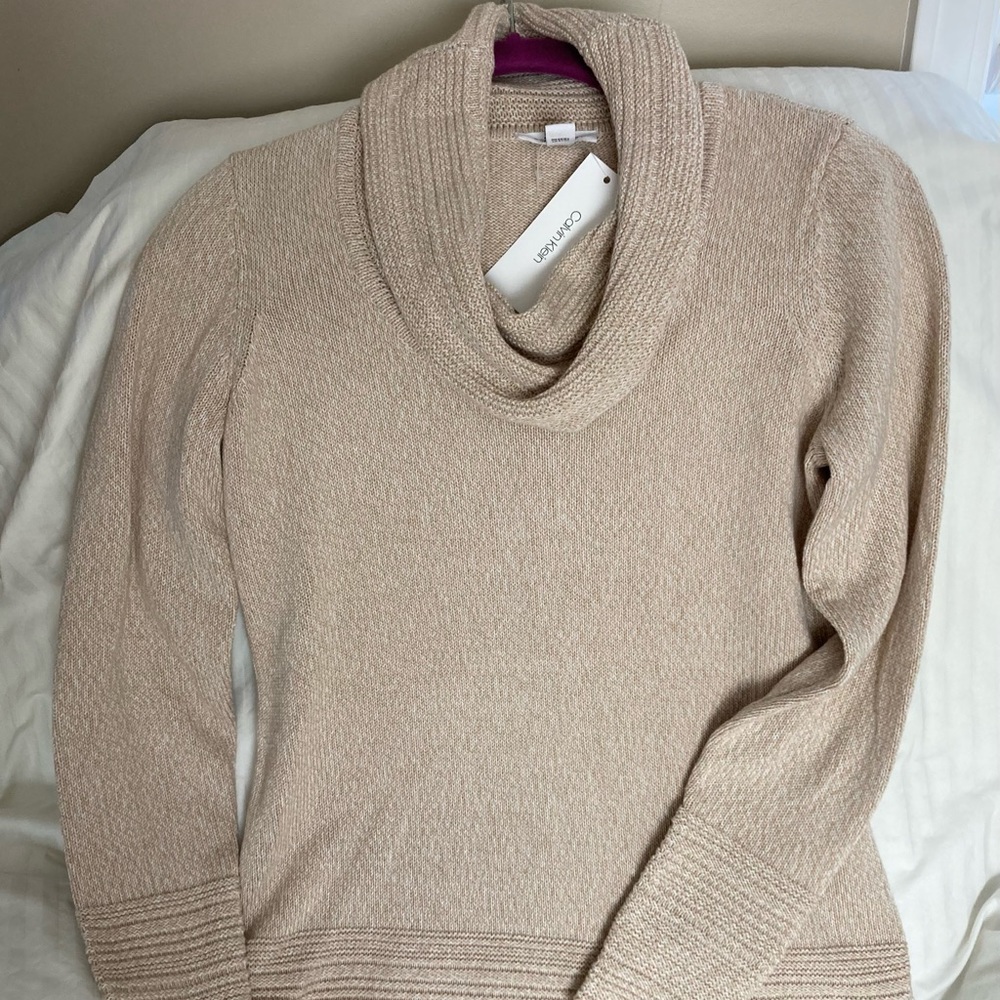 Calvin Klein crowlneck sweater Sz:Sm. Color:Latte combo.  New with tag